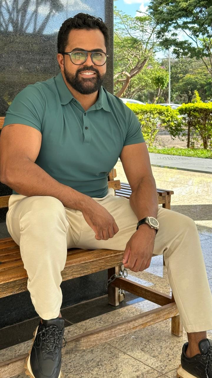 Lucas Cardoso sentado em um banco ao ar livre
